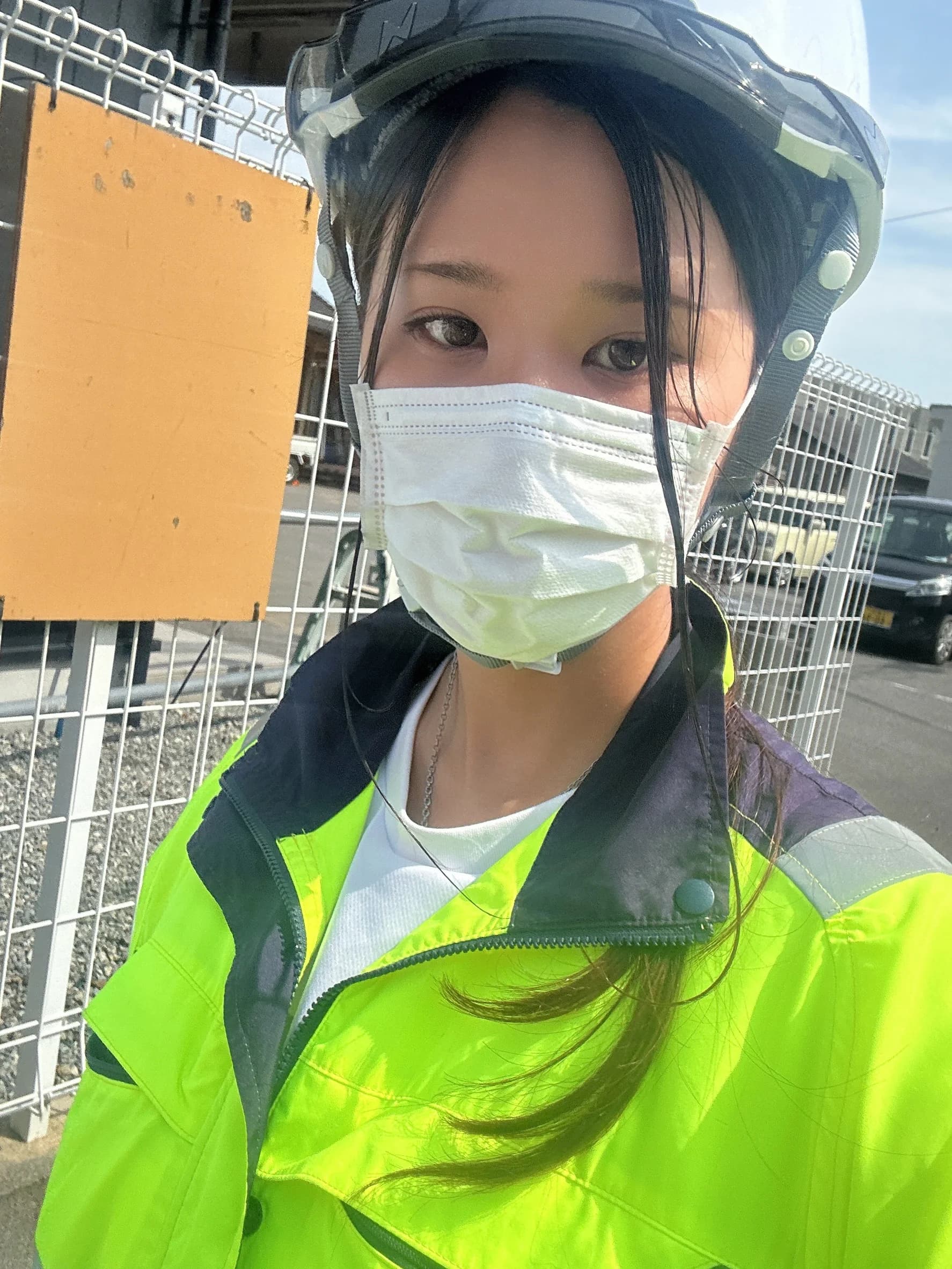 工事現場で交通誘導にあたる警備員